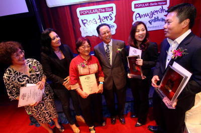 Winsome writers: (From left) Yeoh Gim Suan, Bernice Chauly, Kuan Guat Choo, Datuk Wong Sulong, MPH Group Publishing’s Ivy Tan (representing Tun Dr Mahathir Mohamad) and Hanley Chew.