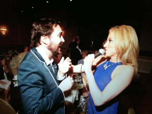 Debbie_sings_to_wil