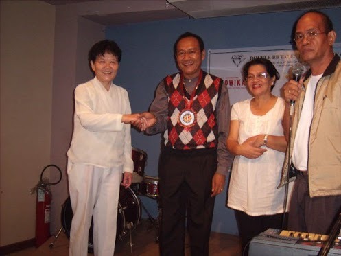 Si Huadu Cai, alyas Pauline Chong, kasama sina Ricky Ursua ng DWDD 1134, dating KWF Kom. Carmelita Abdurahman, at ang yumaong peryodistang Andy Beltran.