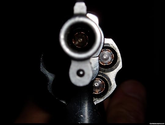 Revolver au visage