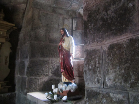 Dasalan sa Parokya ng Santa Magdalena, Pililla, Rizal. Kuha ni Bobby Añonuevo. 2012.