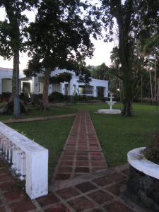 Daan. Kuha ni Bobby Añonuevo. 2012. 