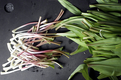 separate the stemps/bulbs from the greens