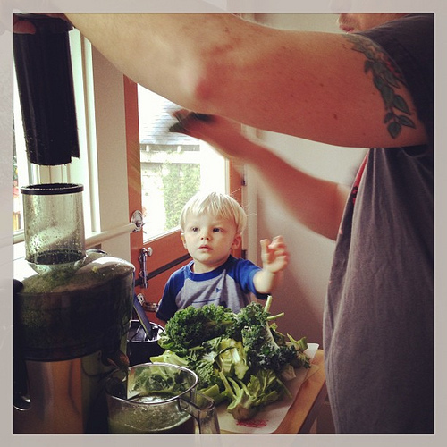 True loves juicing with us. He hands papa all the pieces of greens one by one. Takes forever but he feels like HE made the juice "all by himself" today we made an entire pitcher of green juice. @lacylike