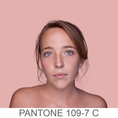 Humanae PANTONE 109-7 C