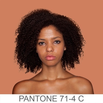 Humanae PANTONE 71-4 C