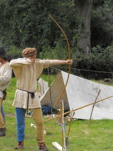 450px-Mediaeval_archery_reenactment