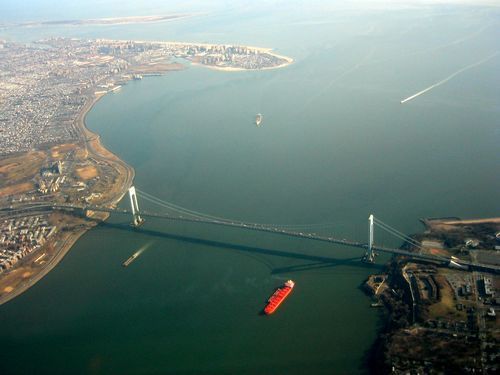 Verrazano_Narrows_Bridge_aerial_2003