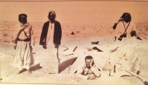 توم بارجر مبتسما للكاميرا وفي أقصى اليسار خميس بر رميثان