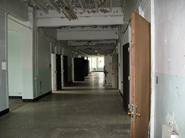 The unrestored children's ward on the second floor. Children with Down's syndrome, autism, or other disabilities were often housed in mental asylums. When they grew up, they would move to the adult wards, where they would spend the rest of their lives.