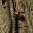 Futerał Fenix LD20 na plecaku Maxpedition Falcon II. Widoczny klips zapobiegający rozpięciu rzepa