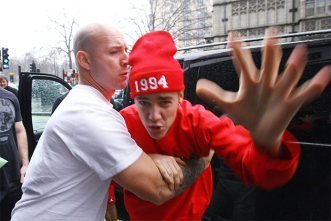 e8714b53-ef27-4a54-a7b9-8a4335132d59_Justin-Bieber-fight-lashes-out-paparazzi-london-photographer