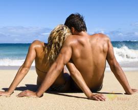 sexy-couple-on-beach-side