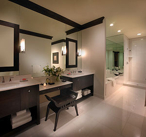 English: Picture of the master bathroom at Hig...