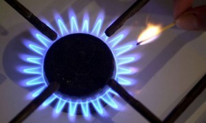 Lighting-the-flame-of-a-g-006