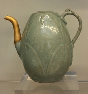 567px-BLW_Wine_pot_with_gold_lacquer_repair