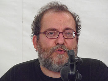 Chesús Yuste presentando La mirada del bosque. (Foto: Toni Gutiérrez)