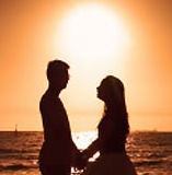 holding-hands-by-the-beach