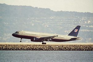 English: A United A319 touches down, with Oakl...