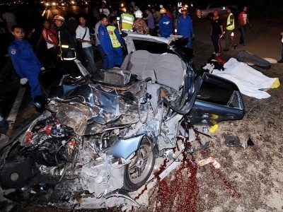 Kereta Proton Wira yang dinaiki empat sahabat hancur berkecai selepas terlibat dalam nahas membabitk