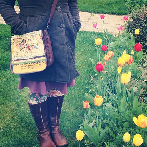 Between the tulips and my new target floral leggings and my new #kellyraeroberts messenger bag, I'm feeling spring happy!