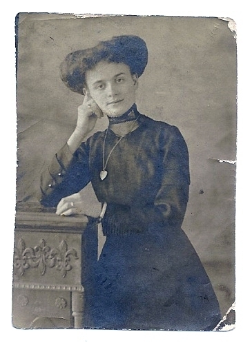 Julia Lennon circa 1910 - wearing wedding ring.jpg