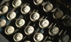 Keyboard-of-an-old-fashio-001