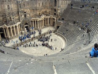 800px-Roman_theatre,_bosra,_syria,_easter_2004