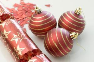 red_baubles_and_cracker