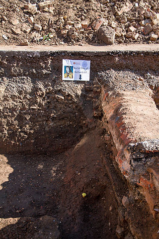 The grave site of Richard III, discovered in Leicester on 25 August 2012. Photo by Chris Tweed. Creative Commons License via Wikimedia Commons.