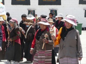 Pilgrim-around-Jokhang-Temple-in-Lhasa-300x225