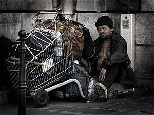 English: A homeless man in Paris Français : Un...