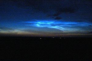 800px-Mitternachtsdaemmerung_&_nachtleutenden_Wolken_-_Anfang_Juli