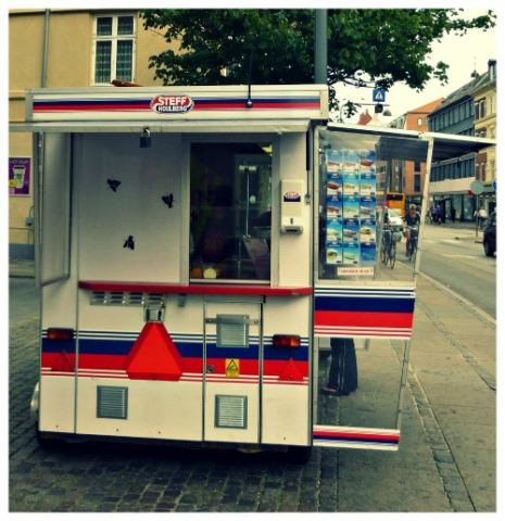 Copenhagen_iconic_hot dog_wagonstand