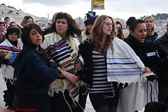 Women challenge gender segregation at the Wail...