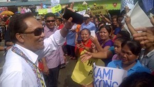 Kedatangan Anwar disambut meriah oleh penduduk pekan Beluru, Bakong petang semalam.