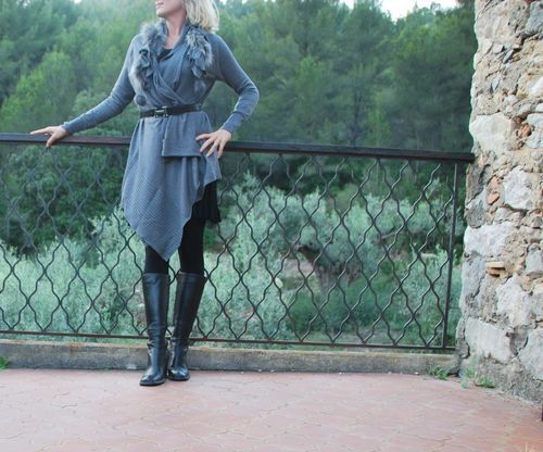 gray cape, black knit dress, black boots www.french-word-a-day 