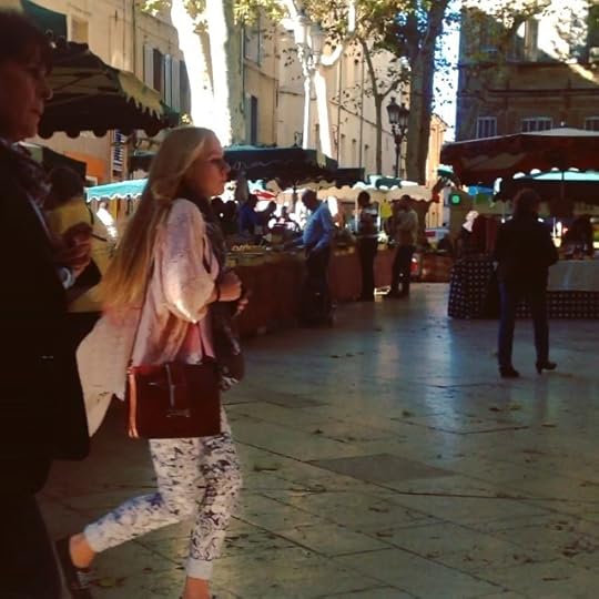 Running #thegirlinpink #observing #lighthunting #aixenprovence #france #life #fall #video