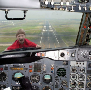 kid-stuck-outside-airplane-window-blooper