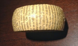 GiantDanceBracelet 300x178 Fusenews: Pretty sneaky, sis.