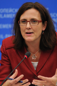Sveriges EU-kommissionär Cecilia Malmström (FP) vill inte riva upp Swift-avtalet