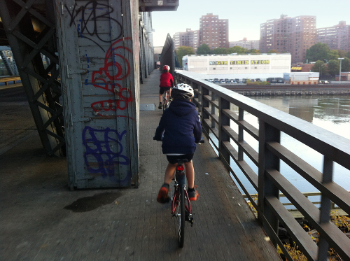 STRAIGHT ON over Harlem River: The whirring of drivetrains, the wailing of despondent souls
