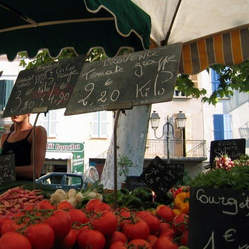 Lorgues, France, farmers market, chalkboard, tomatoes, www.french-word-a-day.com (c) Kristin Espinasse