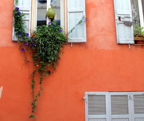Bandol window (c) Kristin Espinasse www.french-word-a-day.com