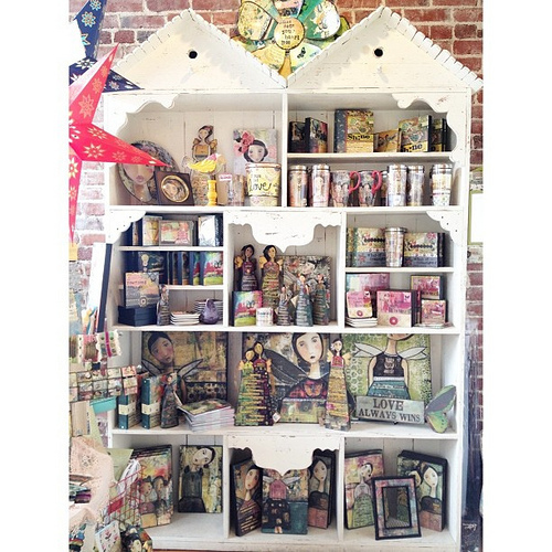 We were in Ashland, OR today and I found a large #kellyraeroberts display at a lovely store called Paddington Station. This was just a small part of their gorgeous massive display. Thank you #paddingtonstation #reallyfuntosee