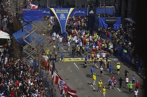800px-Boston_Marathon_bombing,_first_bomb_site_54_minute_before_explosion.jpg