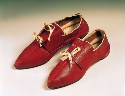 Georgian men's shoes c. 1790 © Northampton Museum