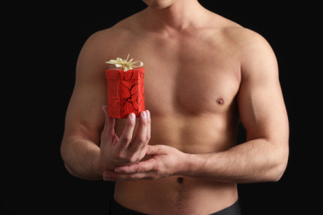 RF Getty holiday hunk