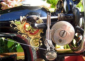 English: Singer sewing machine decal - La Vinc...