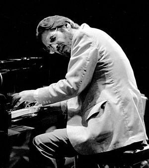 English: Bill Evans performing at the Montreux...
